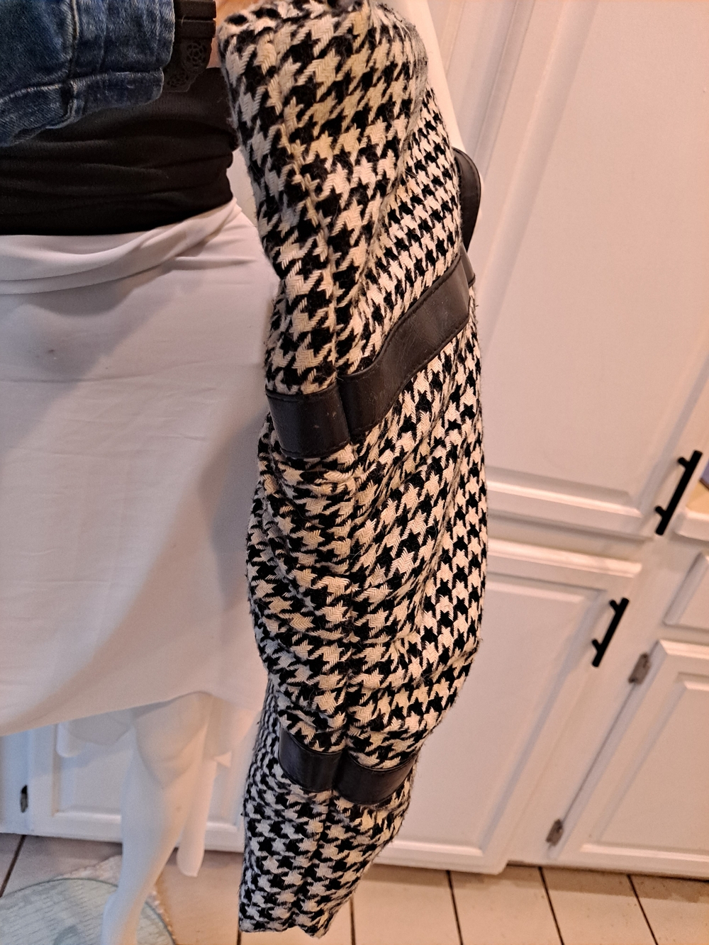 Vintage Y2k Black & White Houndstooth Wool Blend Tote w/Buckle Straps & Pockets - Picture 7 of 12
